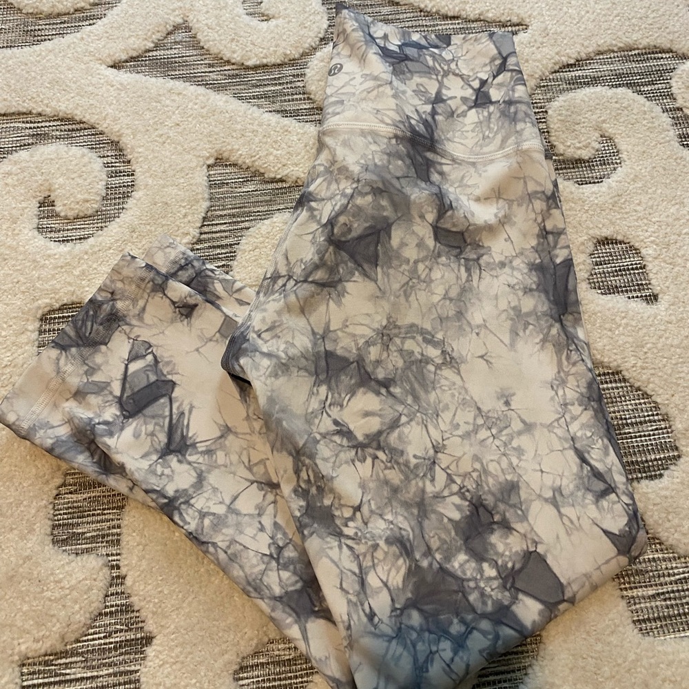 Lululemon EUC Size 8 Tie Dye crop leggings. Check out all my Lulu!